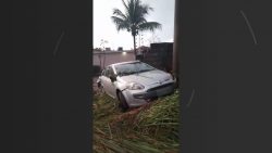 video:-carro-capota-e-destroi-parte-do-muro-de-residencial-em-macapa;-nao-ha-informacoes-sobre-feridos