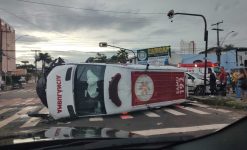 ambulancia-do-samu-tomba-apos-colisao-com-carro-em-macapa