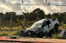 carro-derruba-poste-e-transito-fica-congestionado-em-rodovia,-no-ap