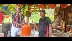 mariana-ximenes-ganha-peca-da-cultura-do-marabaixo-de-artesao-do-ap:-‘obrigada-mestre-bolao,vai-pra-minha-estante’;-veja-video