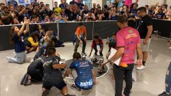 piloto-homenageia-alunos-do-interior-do-ap-que-venceram-torneio-nacional-de-robotica;-video