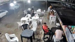 video-mostra-momento-em-que-ventania-arrasta-mesas-e-cadeiras-de-lanchonete,-em-macapa