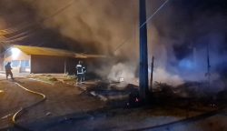 residencia-em-madeira-foi-totalmente-destruida-por-incendio-em-santana