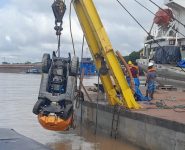 video:-equipes-realizam-icamento-de-empilhadeira-que-caiu-no-rio-amazonas,-em-santana;-operador-segue-desaparecido 